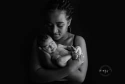 Photo de bébé en peau à peau noir et blanc Azemard Stéphanie photographe naissance maternité à Vergéze