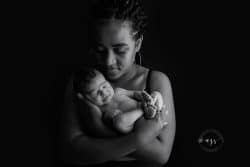 Photo de bébé en peau à peau noir et blanc Azemard Stéphanie photographe naissance maternité à Vergéze