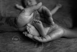 Photo de pied de bébé en noir et blanc Azemard Stéphanie photographe naissance maternité à Vergéze