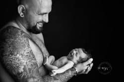 Photo sourire de bébé avec son papa en noir et blanc - Azemard Stéphanie, photographe spécialisé en naissance et maternité à Vergéze