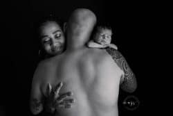 Portrait famille nouveau-né en noir et blanc Azemard Stéphanie photographe naissance maternité à Vergéze