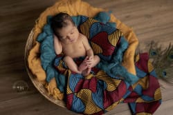 Séance nouveau-né métisse théme wax Azemard Stéphanie photographe naissance maternité à Vergéze