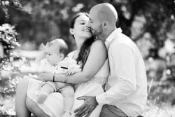 Shooting photo familial captivant et émouvant à Vergéze réalisé par la photographe professionnelle Stéphanie Azémard, basée dans le Gard