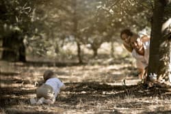 Shooting famille en forêt avec Azemard Stéphanie, photographe dans le Gard. Capturez vos moments spéciaux entourés par la nature.