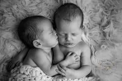 jumeaux nouveau-né photo en noir et blanc par Azemard Stéphanie meilleur photographe de Montpellier