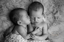jumeaux nouveau-né photo en noir et blanc par Azemard Stéphanie meilleur photographe de Montpellier