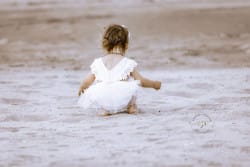Photographie de Stéphanie Azémard montrant une petite fille de dos, regardant un coucher de soleil sur la plage à Montpellier