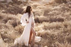 Femme allogée sur le sable couché de soleil Azemard Stéphanie photgraphe