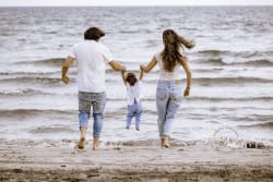 Une famille épanouie et heureuse photographiée à Montpellier par Stéphanie Azémard, photographe de famille reconnue.