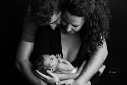 Photographe spécialisée en nouveau-né et maternité capturant l'amour et la complicité des jeunes parents à Montpellier, Gard et Hérault