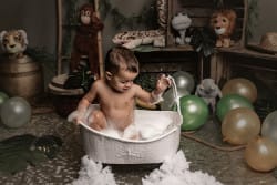 Photo d'une séance de bain moussant pour bébé d'un an avec Azemard Stéphanie, photographe experte à Gard-Montpellier. Un instant de douceur et de bonheur capturé avec professionnalisme.