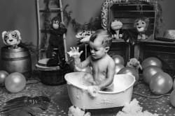 Photo de bébé en noir et blanc par Azemard Stéphanie, photographe à Montpellier et dans le Gard