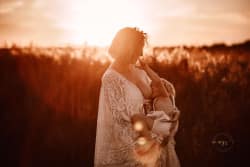Séance-allaitement-bébé-8-mois-golden-hour-dans-le-gard-Azemard-Stéphanie