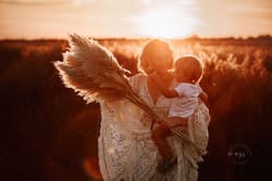 Séance-allaitement-bohème-bébé-1-an-Azemard-Dtéphanie-photographe-dans-l'Herault