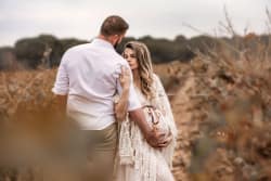 Séance-photo-de-couple-dans-les-vignes-robe-bohéme-dentelle-par-Azemard-Stéphanie-photographe-Montpellier-Vergeze