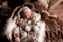 Séance-nouveau-nè-en-studio-thème-naturel-bois-par-Azemard-Stéphanie-photographe-proche-Montpellier