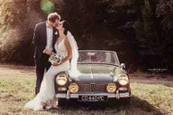 Couple de mariés s'embrassant devant le château de Pouget, photographié par Azémard Stéphanie, photographe à Montpellier.