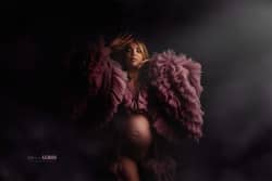 Photo d'une femme enceinte vêtue d'une robe voile rose, prise lors d'une séance de maternité par Azemard Stéphanie, photographe à la clinique St-Roch de Montpellier.