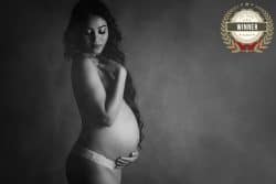 Photographie artistique en noir et blanc de femme enceinte en sous-vêtements - Participation au concours AFNS AWARD par Azemard Stéphanie, photographe à Montpellier.