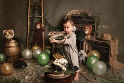 Photo du premier anniversaire de bébé lors d'une séance "Smash the Cake" à Montpellier, capturée en studio par Azemard Stéphanie, photographe.