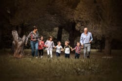 Séance photo en famille en pleine nature à Montpellier par Azemard Stéphanie, photographe professionnel.
