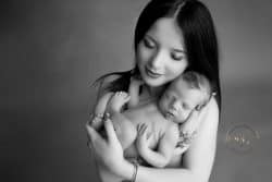 Photo noir et blanc de bébé avec maman, réalisée par la photographe Azémard Stéphanie à Montpellier.