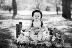 Photo d'une séance de shooting en famille avec Azemard Stéphanie, photographe basée à Vergèze, Gard. Une famille heureuse et détendue pendant cette session de 6 mois
