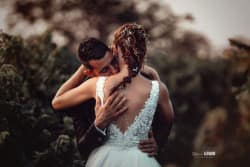 Un couple d'amoureux partageant un moment d'émotion lors de leur mariage à la Manade de l'Aurore à Lansargues. Photographie par Stéphanie Azemard, capturant l'intensité et la tendresse du moment."
