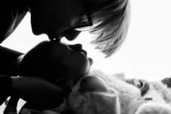 Photo en noir et blanc d'une maman embrassant tendrement le front de son bébé, prise par Stéphanie Azemard à Montpellier.