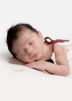 Shooting de nouveau-né (Nino) en studio, tenue Pois Plume Créations par Azemard Stéphanie photographe