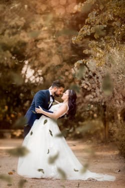 Couple de mariés au Château de la Mogère à Montpellier, capture par la photographe Azémard Stéphanie. L'image montre une émotion intime entre les mariés, témoignant de la qualité professionnelle de Stéphanie en tant que photographe de mariage