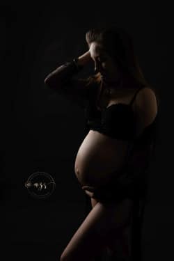 Shooting femme enceint en sous vêtement dans un studio par Azemard Stéphanie photographe Montpellier
