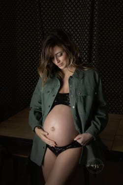 Shooting boudoir maternité noir et blanc Azemard Stéphanie photographe sur Montpellier