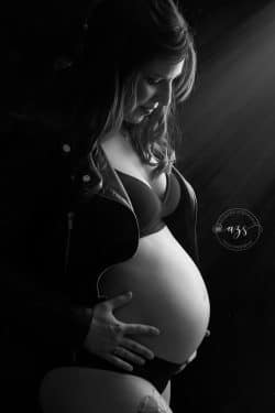 Belle photo de grossesse en noir et blanc studio photo Azemard Stéphanie photographe Gard Hérault Montpellier Nîmes