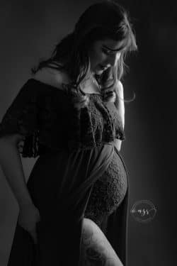 Shooting de maternité en noir et blanc studio photo Azemard Stéphanie photographe Gard Hérault Montpellier Nîmes
