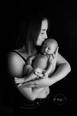 Photo de bébé avec sa maman en noir et blanc azemard Stéphanie photographe sur Montpellier