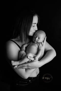 Photo de bébé avec sa maman en noir et blanc azemard Stéphanie photographe sur Montpellier
