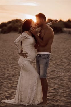 Femme allongée sur le sable couché de soleil Azemard Stéphanie photgraphe