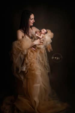 Séance-allaitement-en-studio-par-azemard-Stéphanie-meilleur-photographe-de-l'Hérault-et-du-Gard