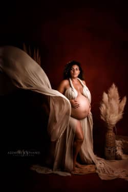 Mini séance en studio pour femme enceinte avec voile virevoltant - Azemard Stéphanie, photographe spécialisée en maternité et nouveau-né à Montpellier
