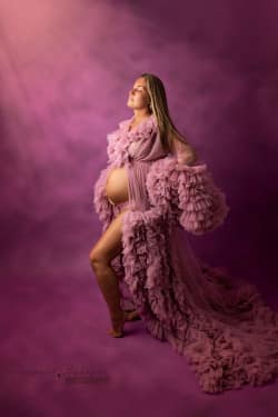 Robe-rose-a-froufrou-Maki-Art-photographie-maternité-par-azemard-stéphanie