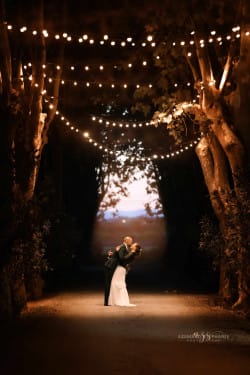Photo de couple au Domaine du Petit Malherbes lors d'un mariage en 2023." Description: "Cette photo saisit l'amour et la complicité entre les mariés lors de leur mariage au Domaine du Petit Malherbes. Azémard Stéphanie, photographe spécialisé dans les mariages à Montpellier et ses environs, a su capturer ce moment précieux rempli d'émotions