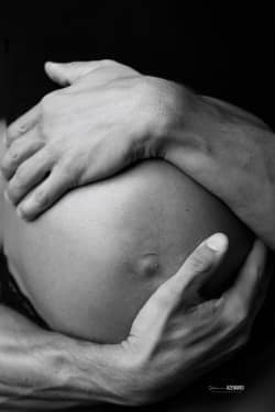 Un souffle d’éternité posé sur un ventre arrondi.