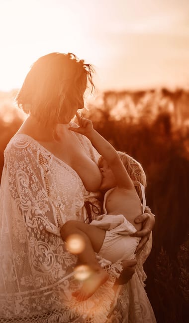 Séance-allaitement-bébé-8-mois-golden-hour-dans-le-gard-Azemard-Stéphanie meilleur photographe
