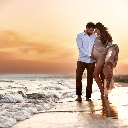 couple au coucher du soleil sur la plage du grand travers par stephanie azemard photographe professionnelle a montpellier couple au coucher du soleil sur la plage du grand travers par stephanie azemard photographe professionnelle a montpellier
