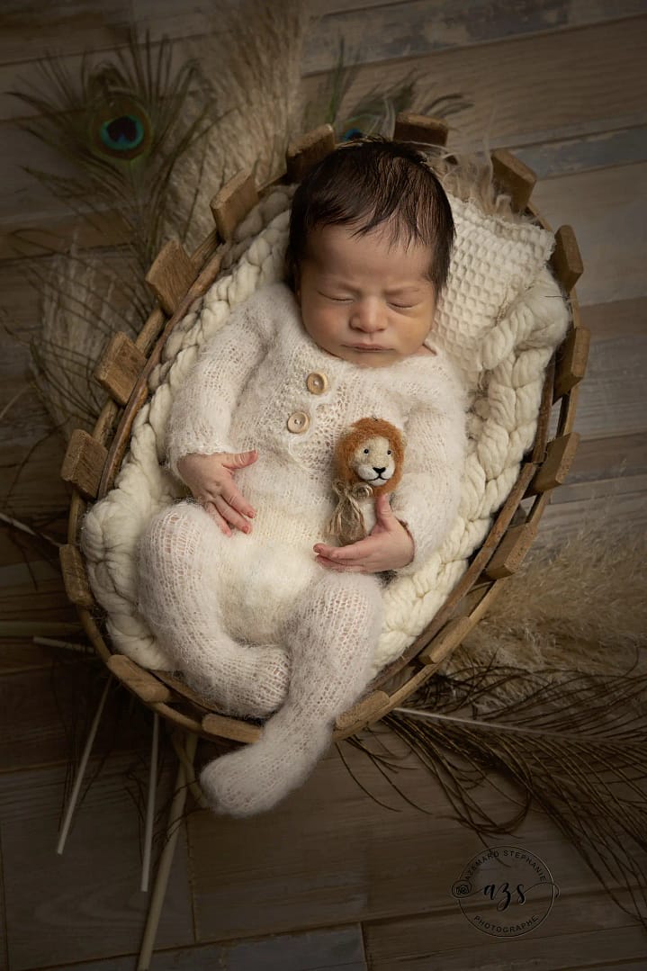 Bébé nouveau-né endormi dans un couffin en osier, séance photo naissance par Stéphanie Azémard photographe Montpellier